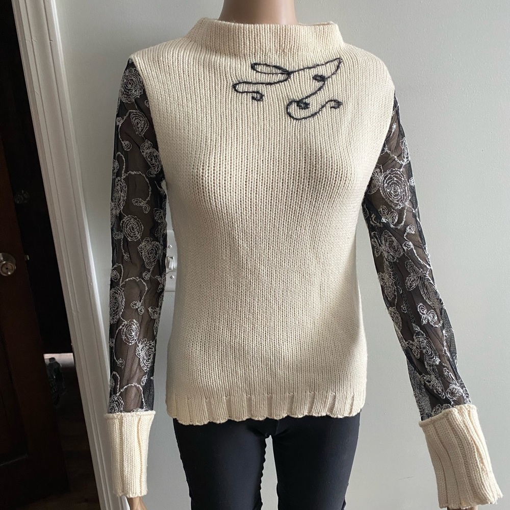 Beautiful sweater size junior Large